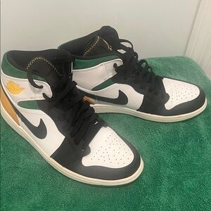 Nike Men's Black, White, Green, and Gold Sneakers